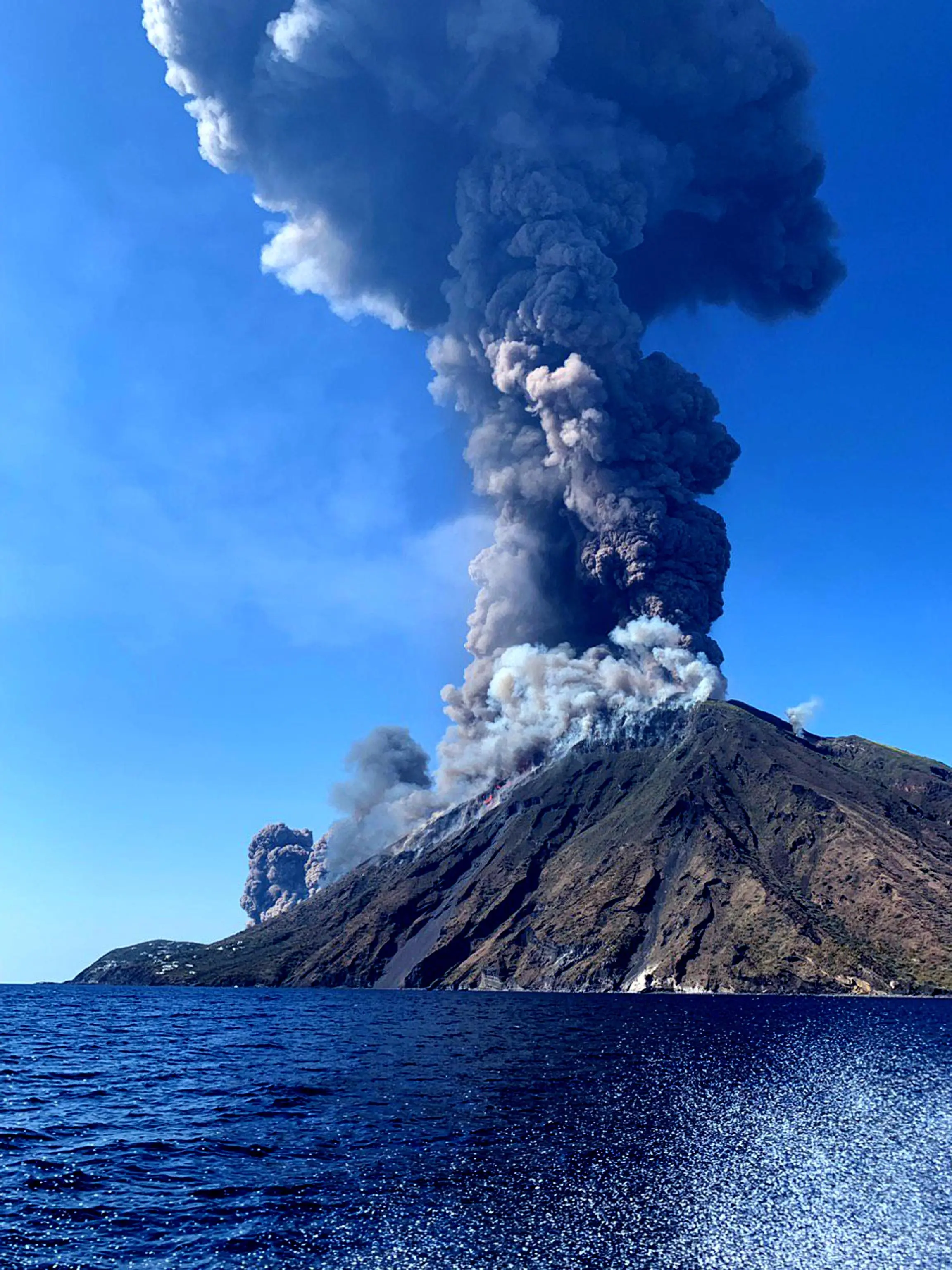 Forte esplosione sullo stromboli cenere e lapilli su tutta l'isola (Video)