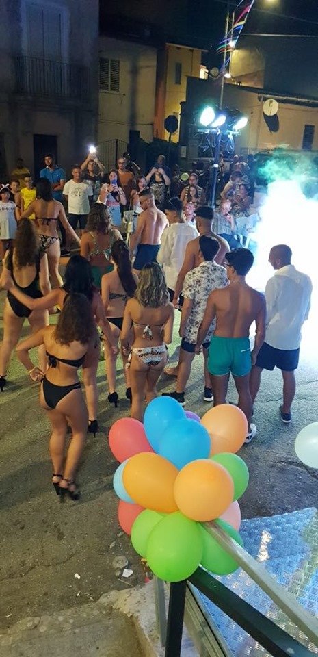 Al Grand Dessert. nel quartiere Cava (CZ) Il Re e la Regina “concorso di bellezza...”