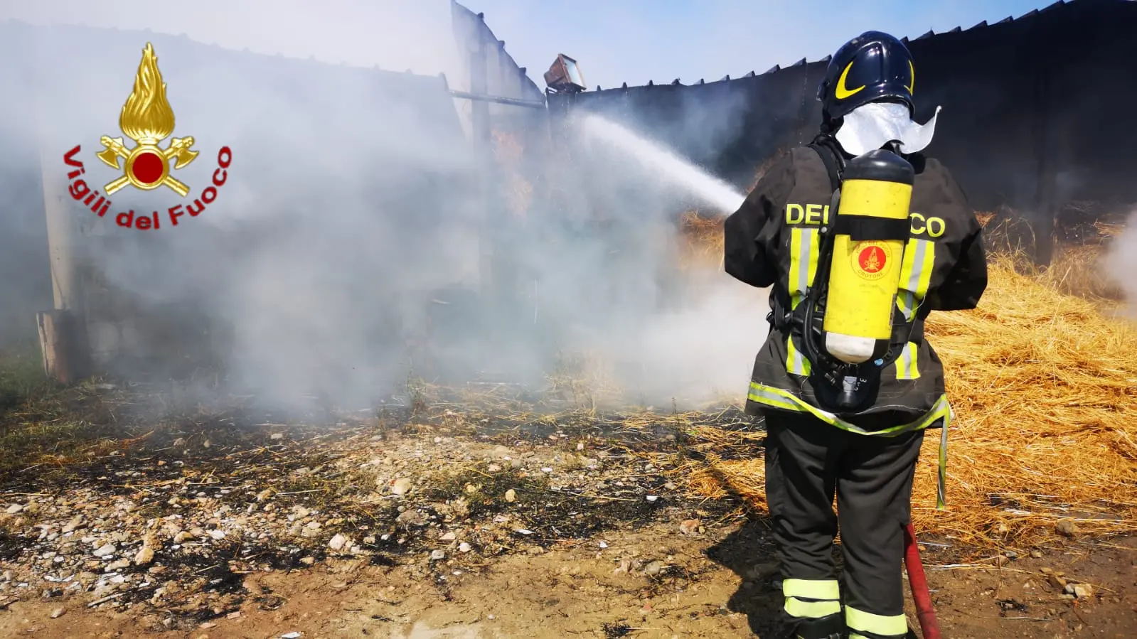 Crotone: divampato fienile, il tempestivo intervento dei VVF evitano incendio abitazione