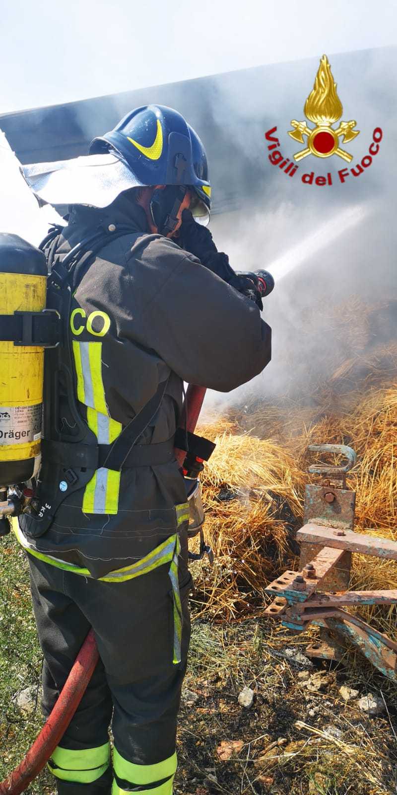 Crotone: divampato fienile, il tempestivo intervento dei VVF evitano incendio abitazione