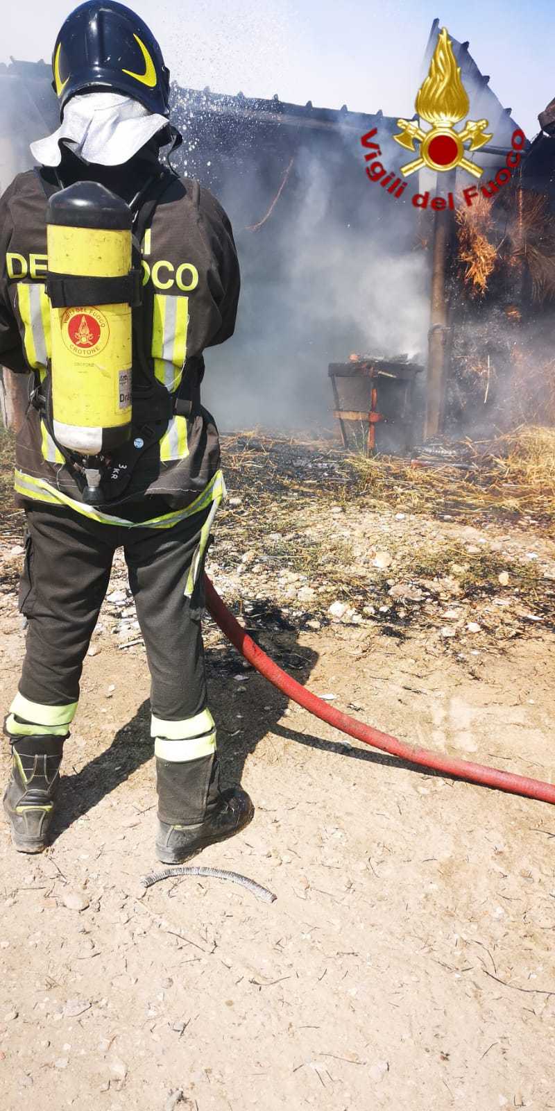 Crotone: divampato fienile, il tempestivo intervento dei VVF evitano incendio abitazione