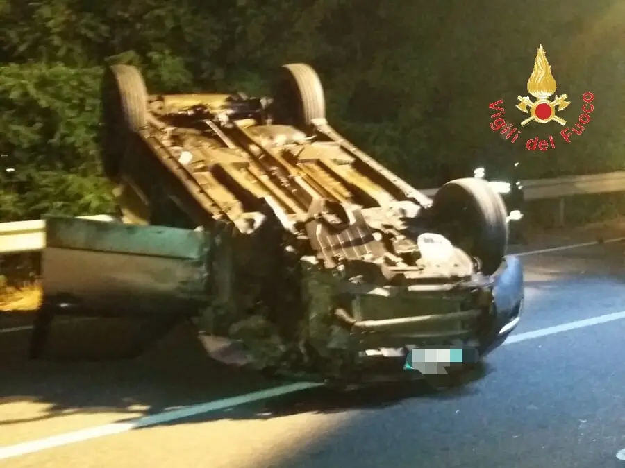 Incidente stradale SS18, auto contro guardrail, intervento dei VVF