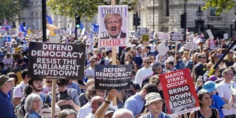 Londra: migliaia di manifestanti protestano contro la sospensione del parlamento britannico