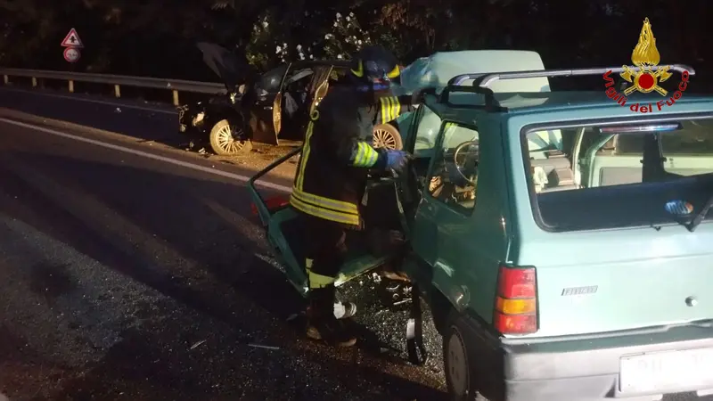 Incidente mortale sulla SS107. Scontro tra due auto i VVF estraggono uomo dalle lamiere