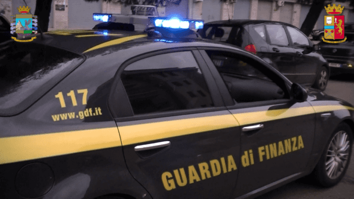 Evasione su auto di lusso, 1.329 truffati in tutta Italia. Operazione della GDF, indagate 20 persone