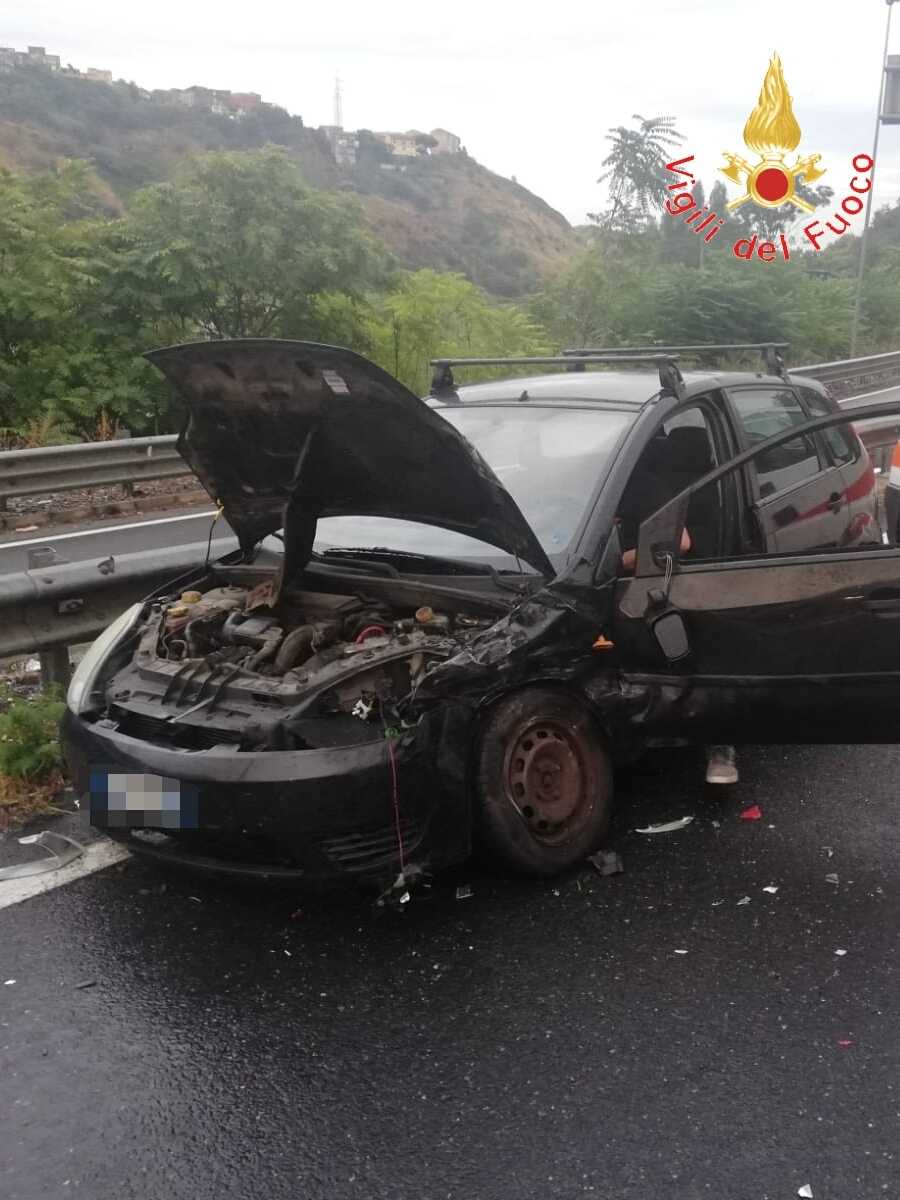 Catanzaro, incidente in via Lucrezia della Valle sul posto i VVF e Suem 118 (Foto)