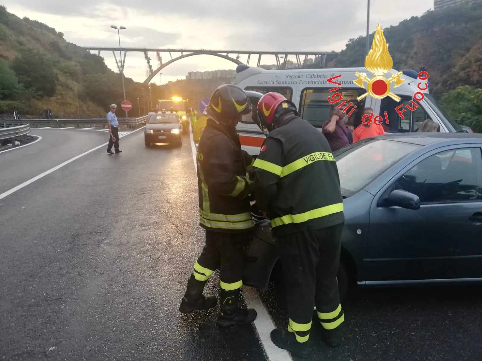 Catanzaro, incidente in via Lucrezia della Valle sul posto i VVF e Suem 118 (Foto)