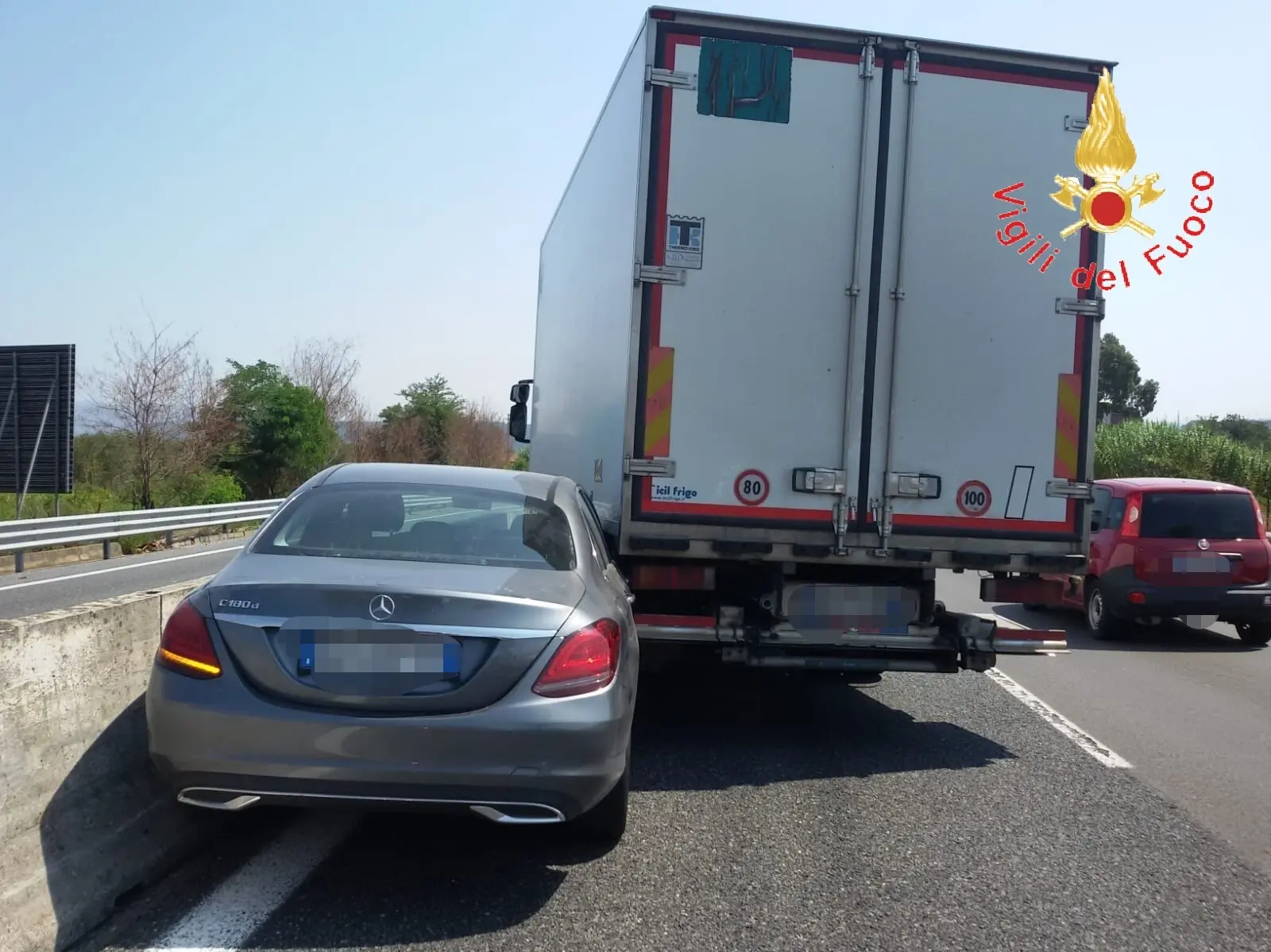 Catanzaro SS280, Incidente Stradale tra auto e autocarro intervento dei VVF, Anas e Suem118