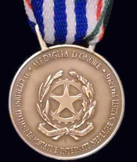 Medaglia d’onore per Giovanni Carlo Rossi padre di Vasco. Onorificenza a firma di Novella Corsi