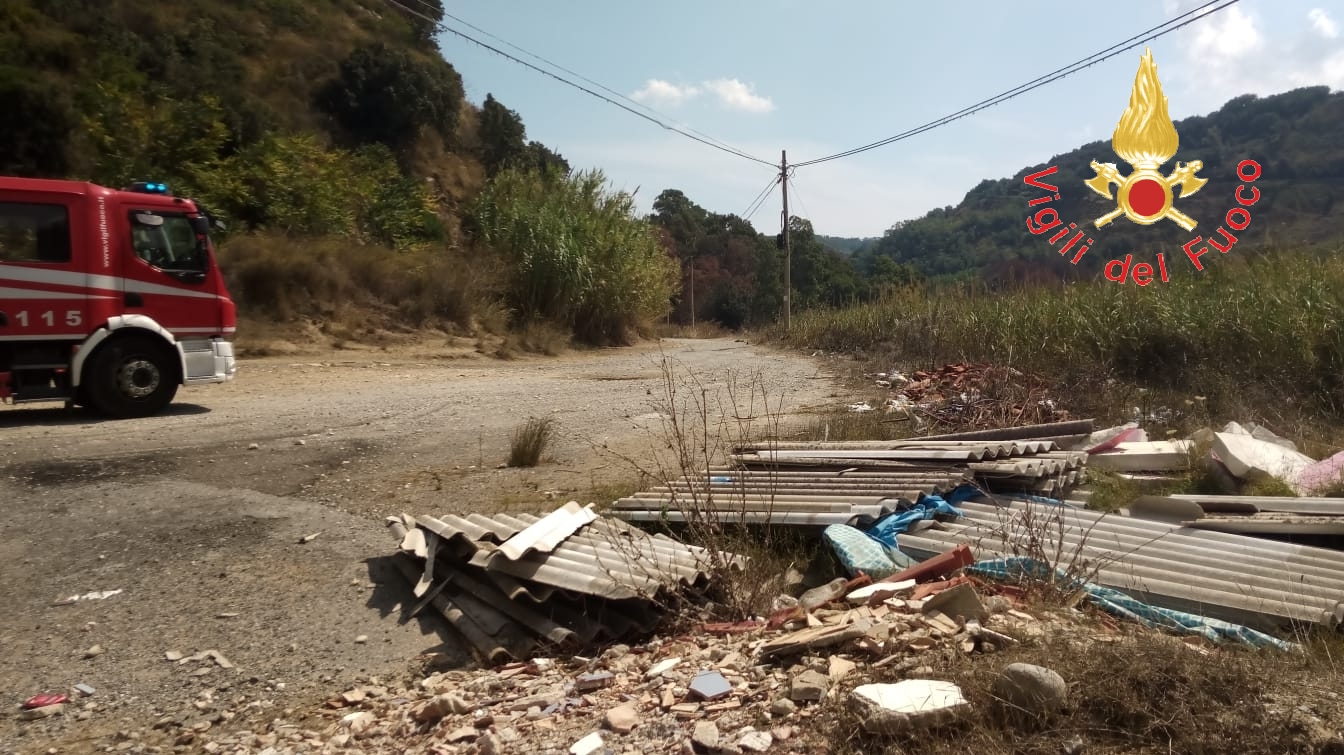 Pianopoli incendio a rifiuti crea disagi alla viabilità. Intervento dei VVF