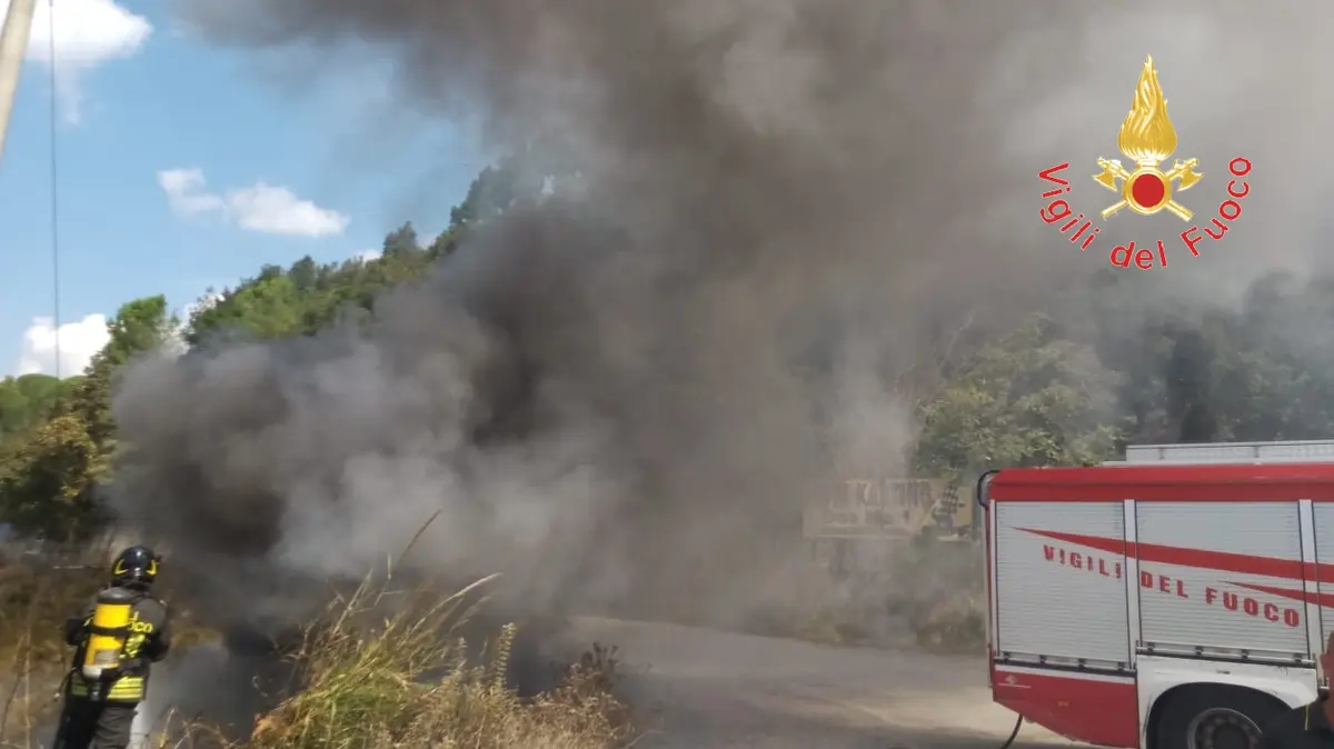 Pianopoli incendio a rifiuti crea disagi alla viabilità. Intervento dei VVF