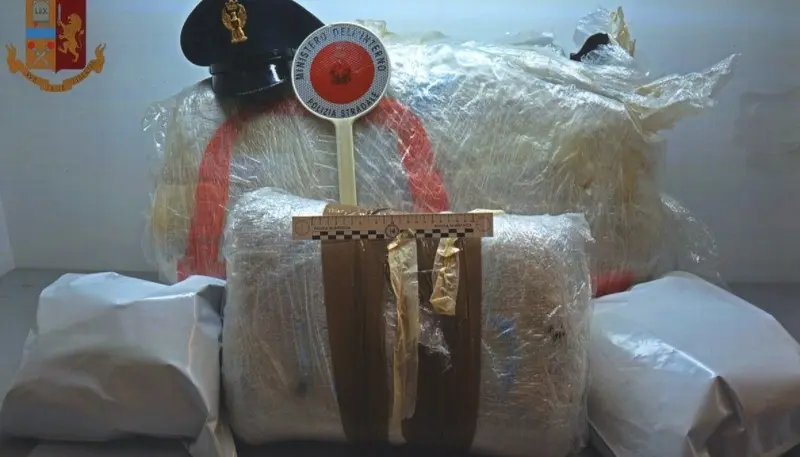Droga: Cosenza, 28,1 kg di marijuana nascosti nel tir, arrestato 31enne