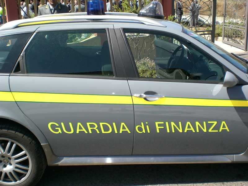 Scoperto da Gdf deposito armi e droga a Cosenza, un arresto