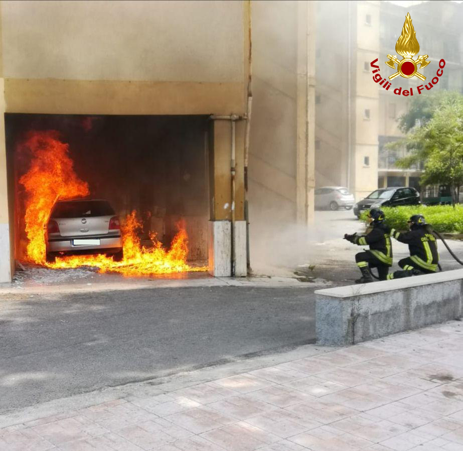 Incendio autovettura, tensione nel centro di Crotone, intervento dei VVF