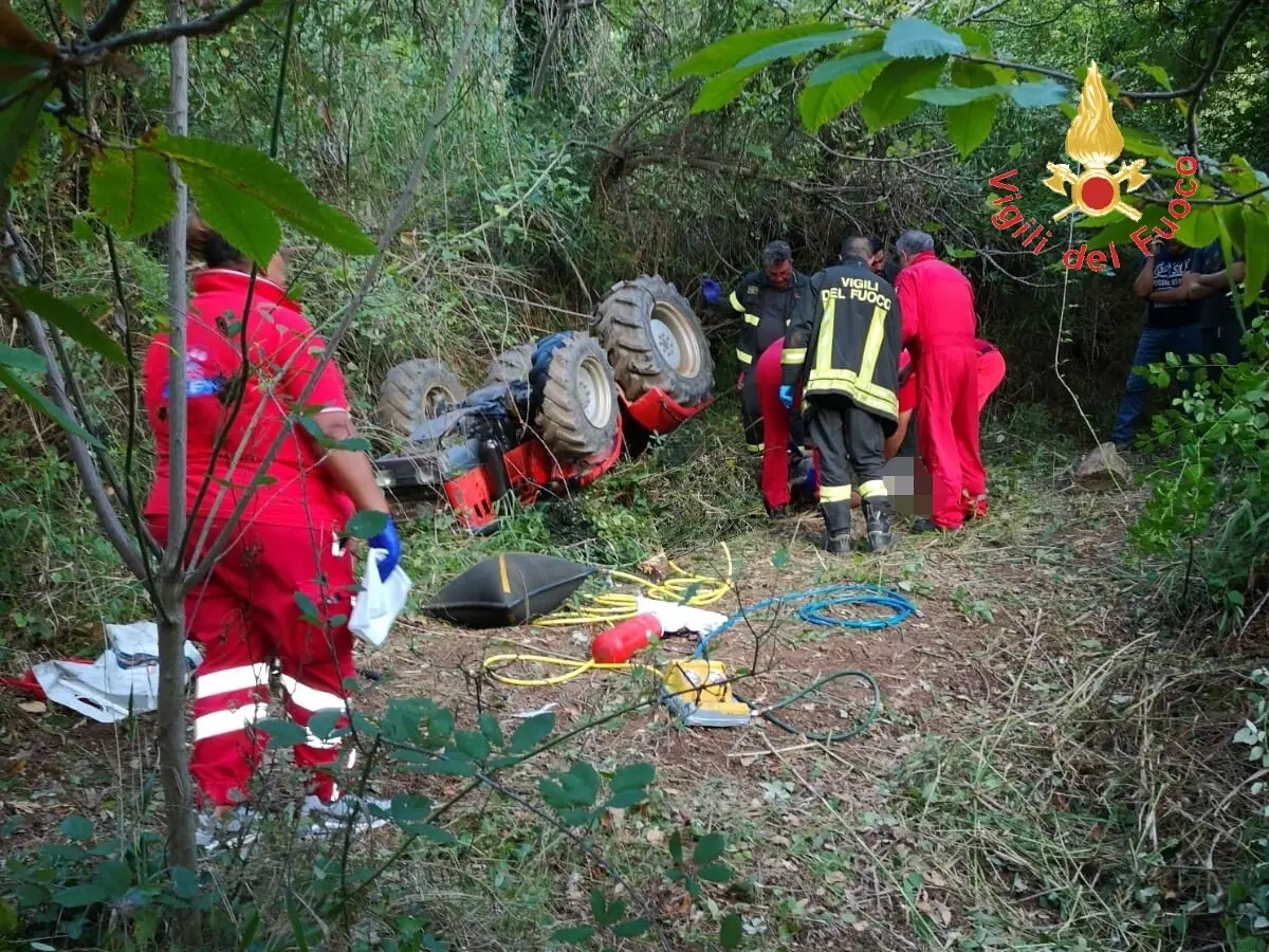 Tragedia a Platania (CZ), uomo muore schiacciato da trattore, sul posto Polizia Locale, 118 e VVF