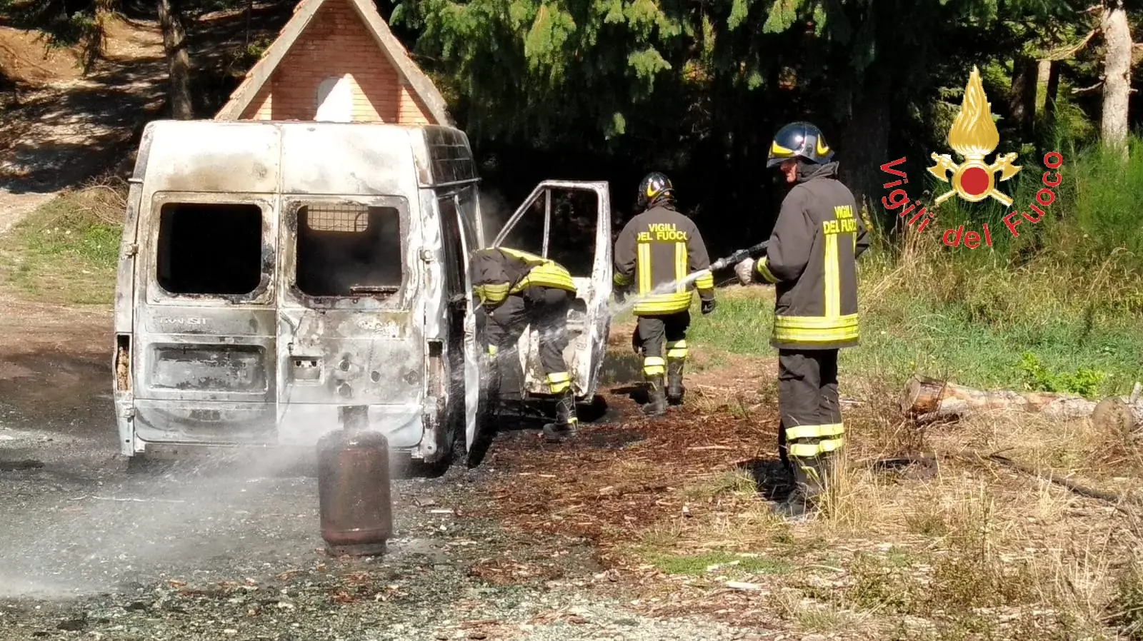 Intervento dei VVF a Decollatura per incendio furgone.
