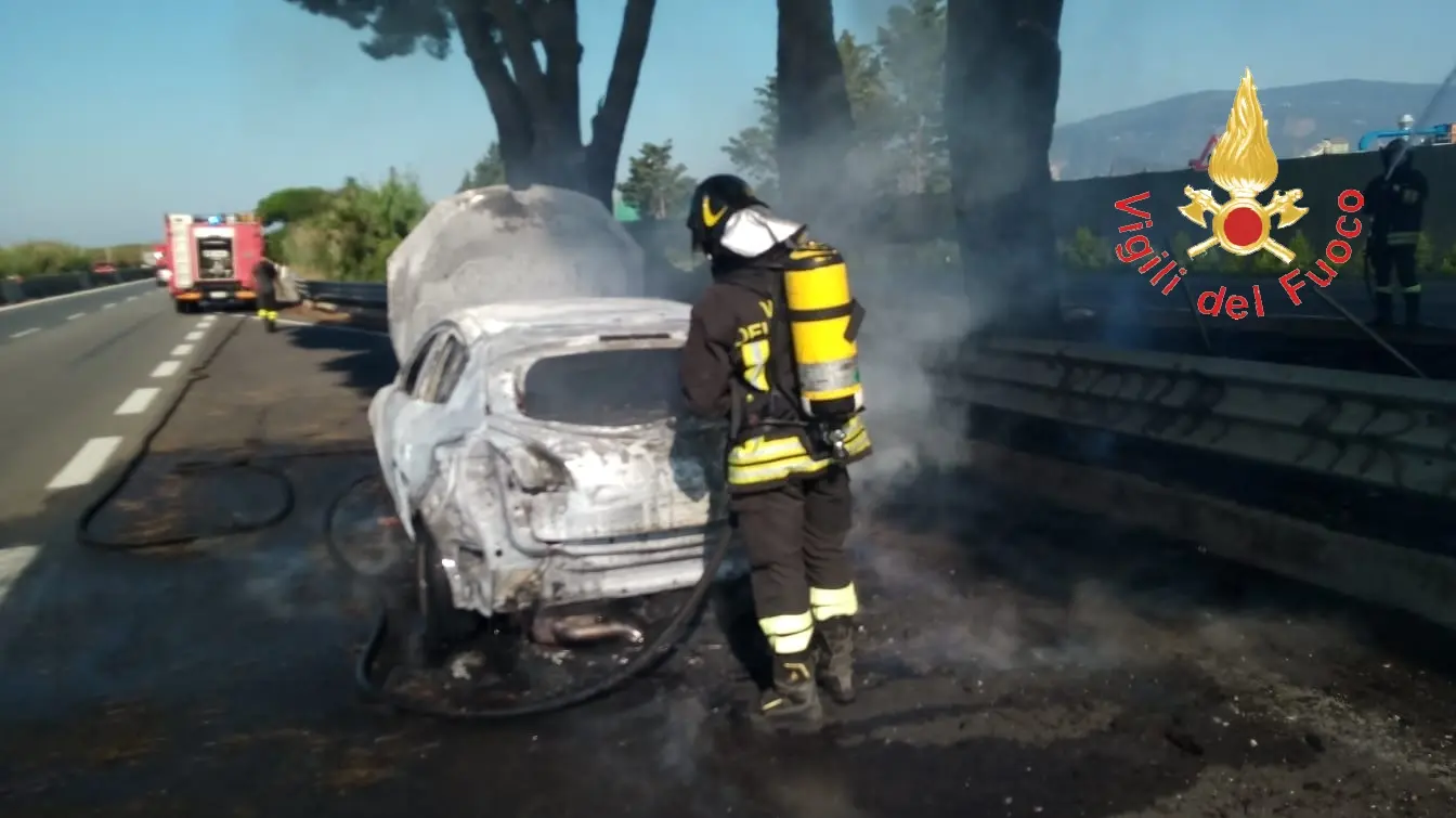 Lamezia Terme (CZ), SS280 divampata auto in transito, intervento dei VVF