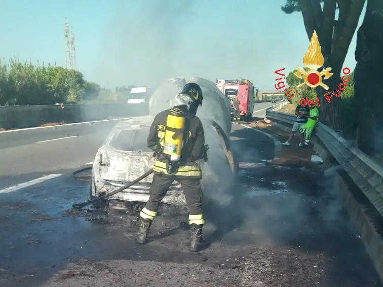 Lamezia Terme (CZ), SS280 divampata auto in transito, intervento dei VVF