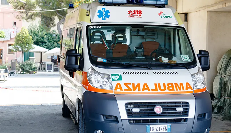 Bimbo precipita dal secondo piano della sua abitazione, afferrato al volo da un passante