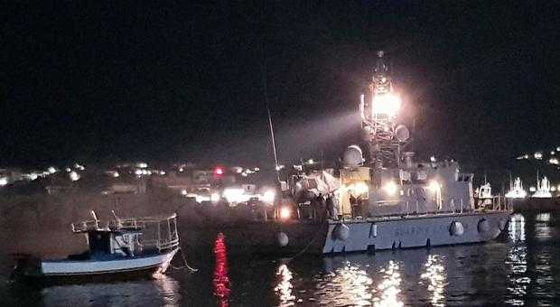 Migranti, continuano sbarchi a Lampedusa, 224 in hotspot da 95 persone. Torture su profughi in Libia