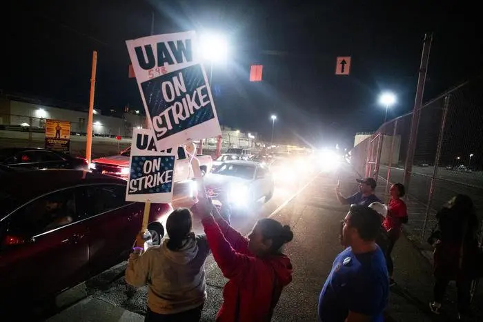 Estero: 49 mila operai della General Motors in sciopero a Detroit