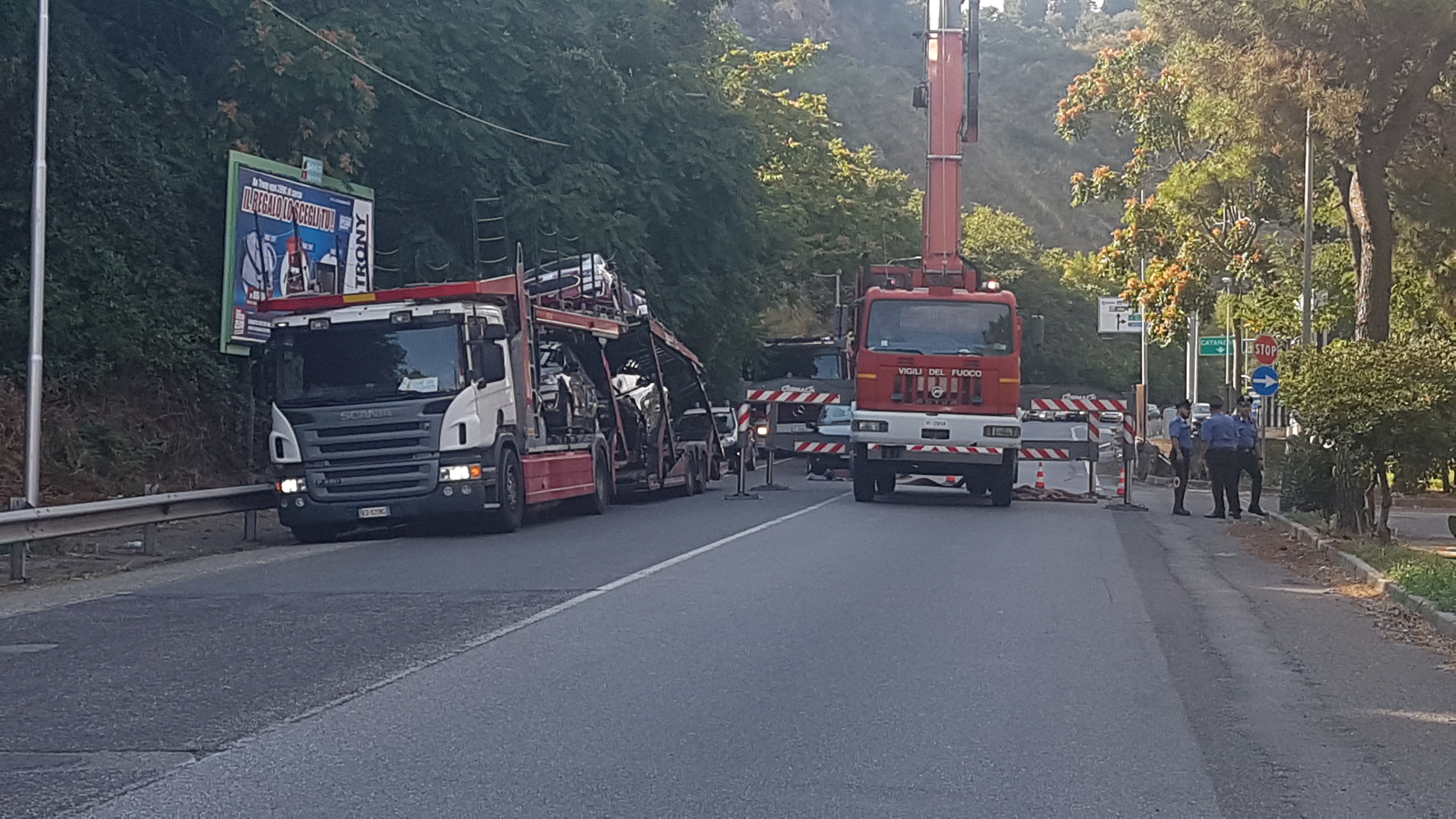 Catanzaro si rompe carrello di una bisarca traffico nel caos