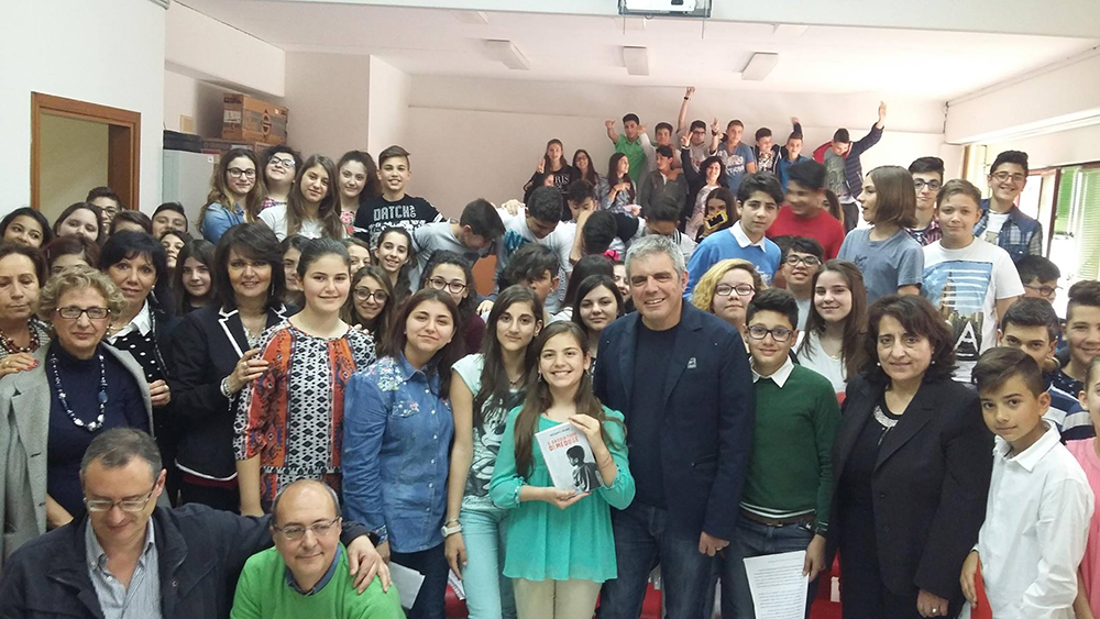 Torna in molte scuole “Il Cacciatore di Meduse, L’ultimo romanzo “antirazzismo” di Ruggero Pegna