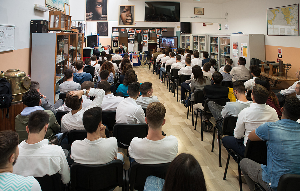 Torna in molte scuole “Il Cacciatore di Meduse, L’ultimo romanzo “antirazzismo” di Ruggero Pegna