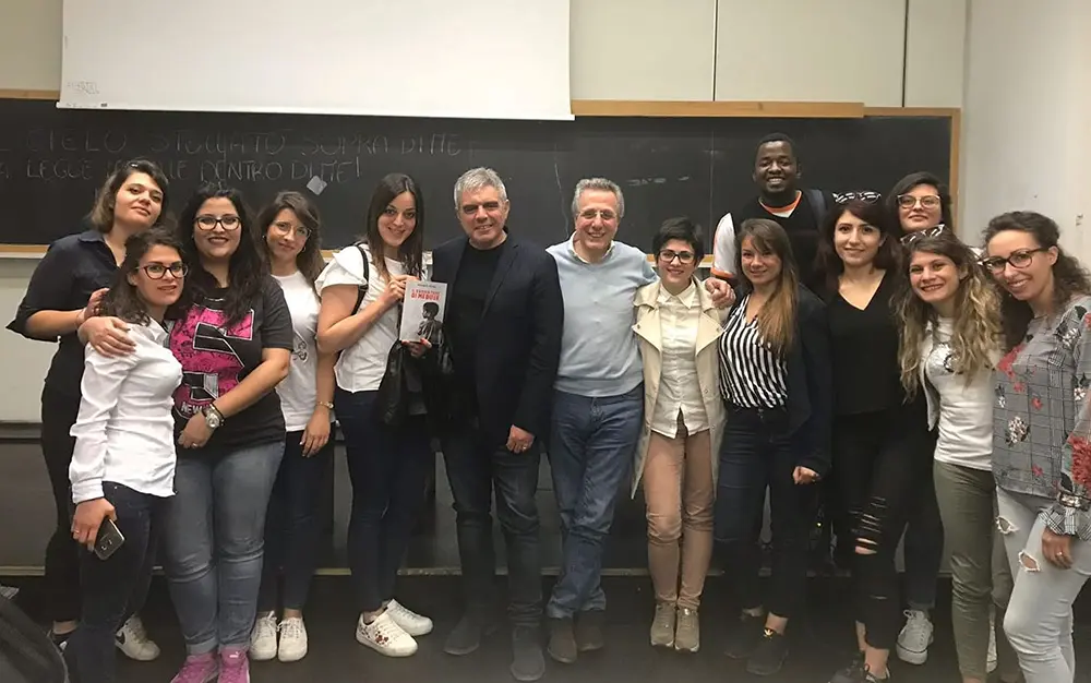 Torna in molte scuole “Il Cacciatore di Meduse, L’ultimo romanzo “antirazzismo” di Ruggero Pegna