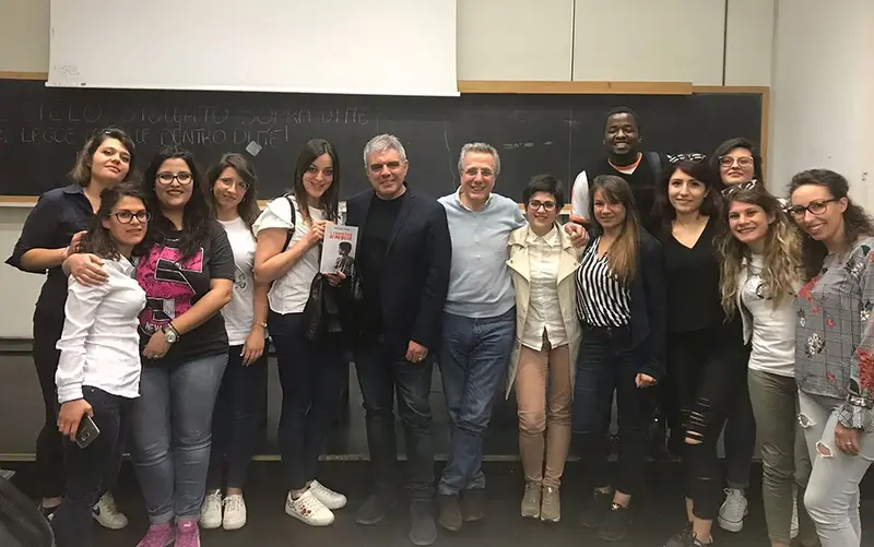 Torna in molte scuole “Il Cacciatore di Meduse, L’ultimo romanzo “antirazzismo” di Ruggero Pegna