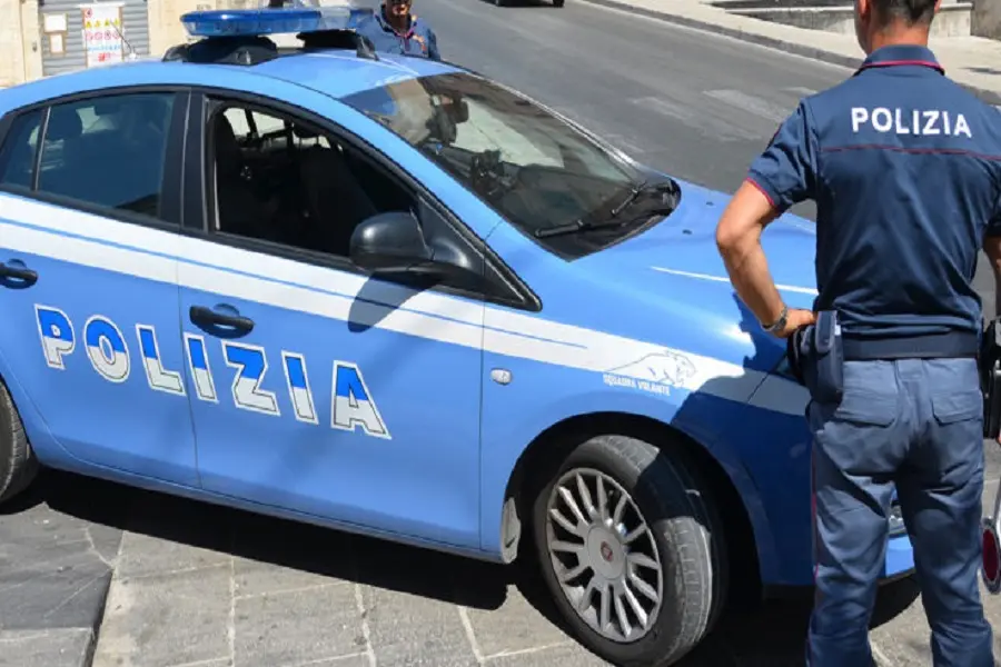 Crotone. Bimba 18 mesi chiusa in auto sotto il sole, polizia la salva