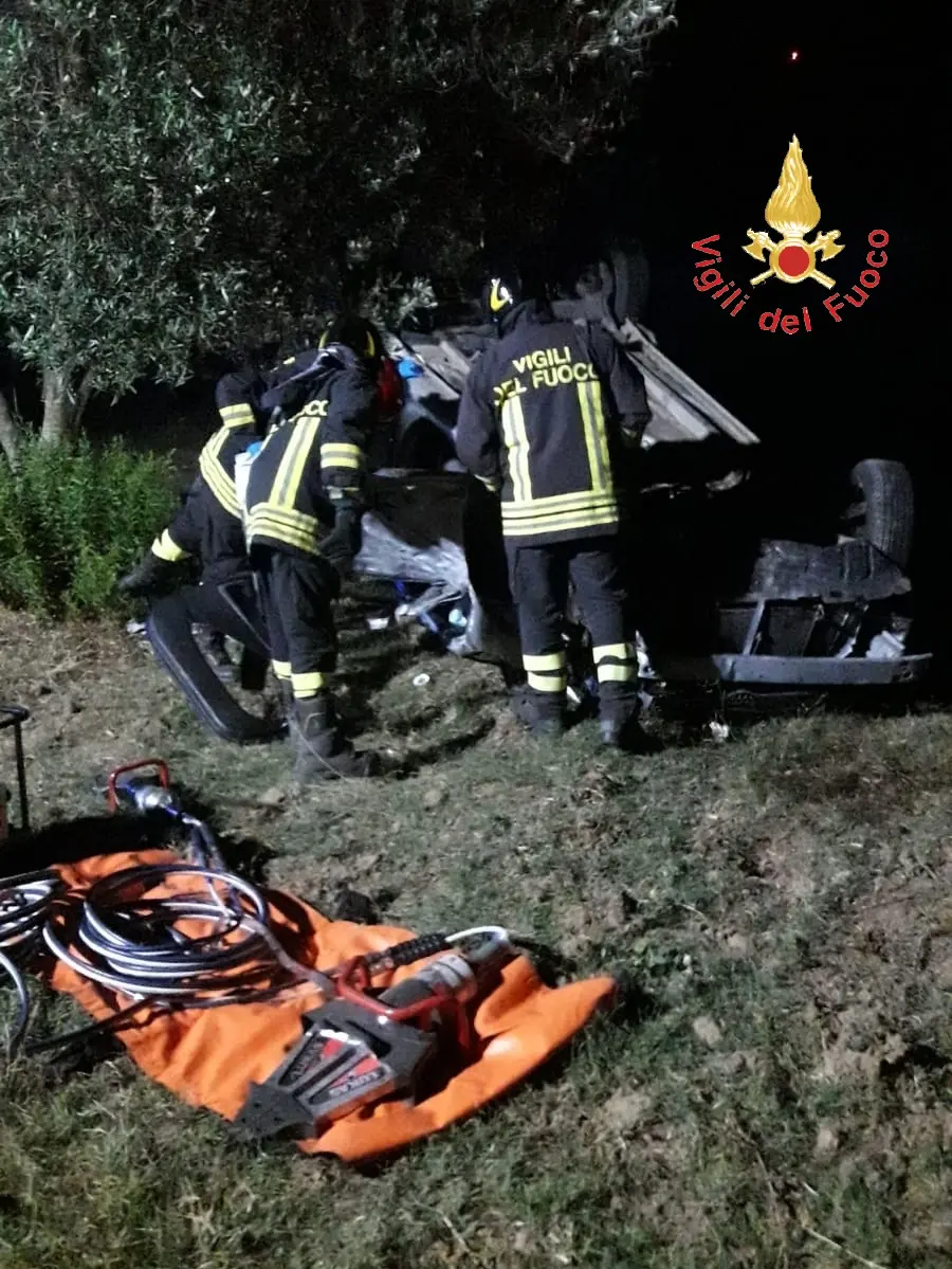 Palermiti (CZ) incidente mortale: SP123 auto perde il controllo un morto intervento VVF, 118 e CC