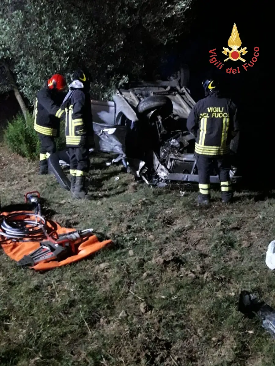 Palermiti (CZ) incidente mortale: SP123 auto perde il controllo un morto intervento VVF, 118 e CC