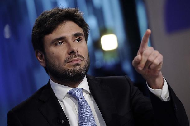 Di Battista a M5S: 'non fidatevi del PD'. Conte lo bacchetta, indagato ex presidente di Open