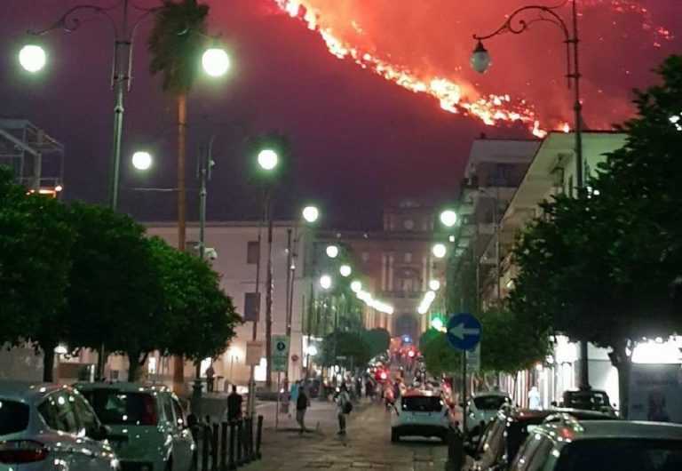 Paura a Sarno per un vasto incendio, evacuati i cittadini scuole chiuse