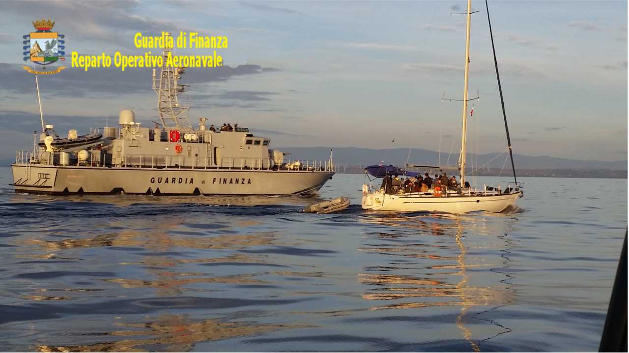 Migranti: sbarco in Calabria, nel reggino 41 in barca a vela. Fermati presunti scafisti