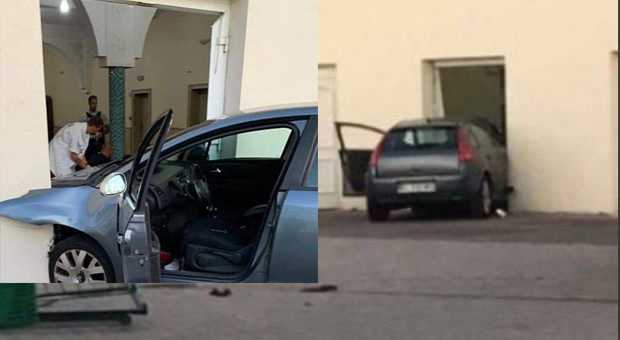 Si lancia in auto contro una moschea in Francia