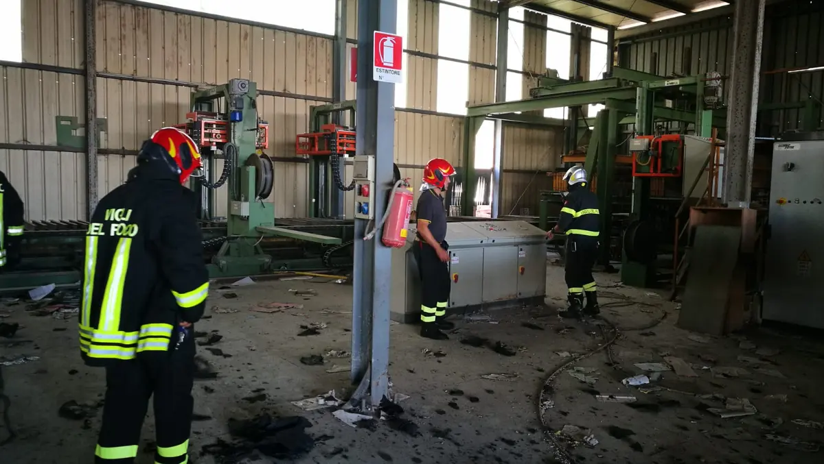 Catanzaro: divampato capannone uso commerciale sul posto i VVF