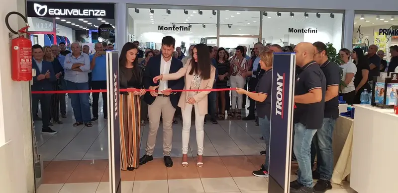 Inaugurato a Bovalino il punto vendita "Trony", che si è rifatto il look