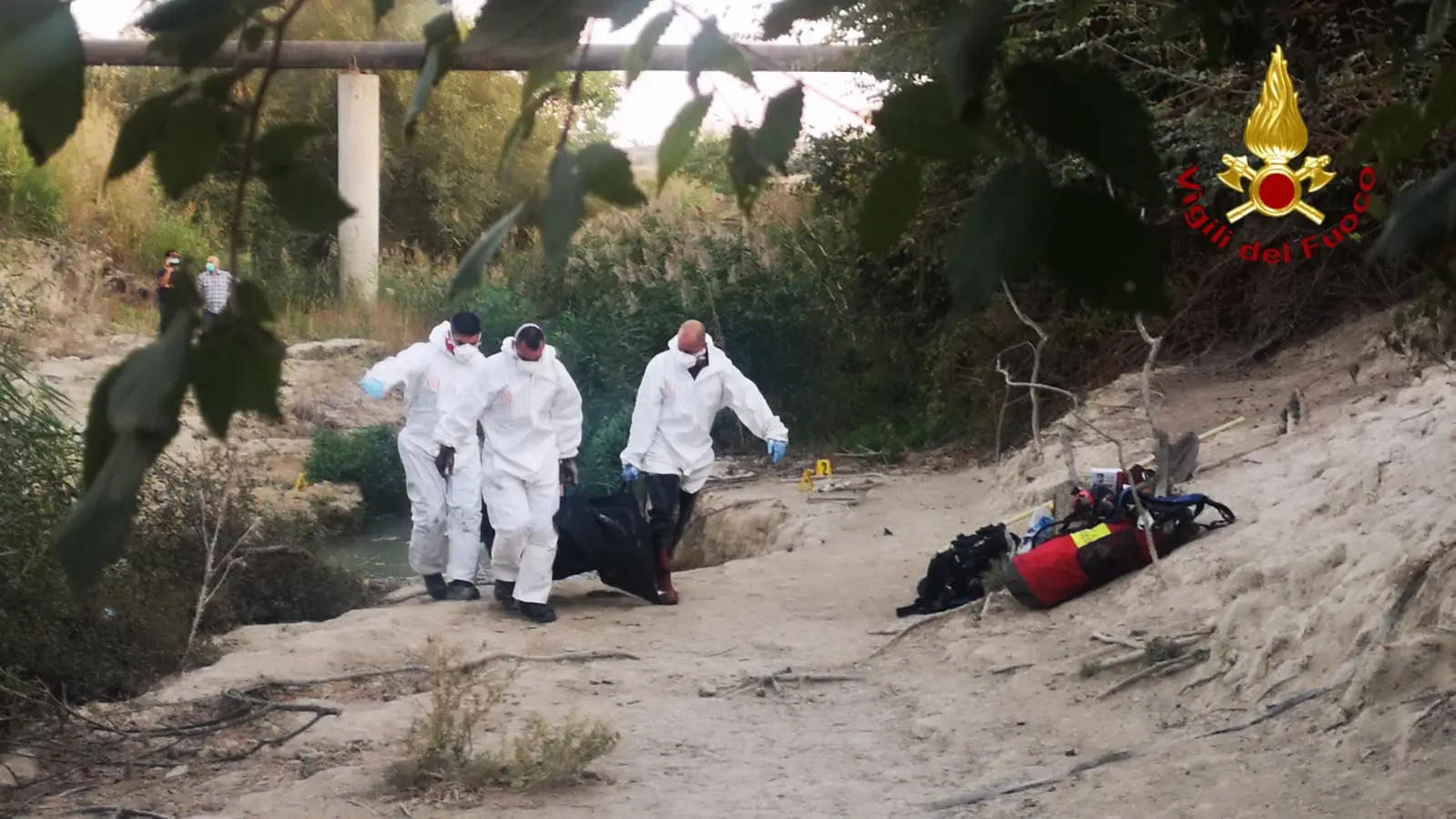 Trovato cadavere in un canalone nel crotonese intervento dei VVF, Cc (Video)