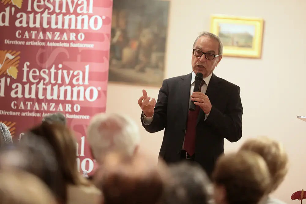 Il pubblico del Festival d'Autunno scopre il lirismo del medico-poeta Pietro Santacroce