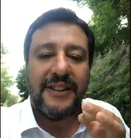 Matteo Salvini: Governo o manicomio? Stanno litigando sul Crocifisso nelle scuole (Video)