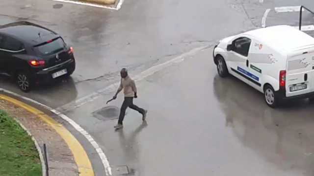 Nigeriano con machete a Fermo minaccia cittadini e studenti in strada