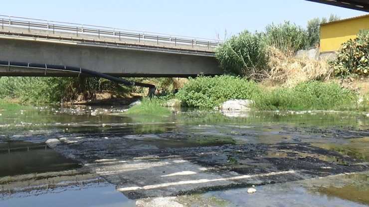 "Ponte Careri", dispersi migliaia di litri d'acqua al giorno e nessuno interviene