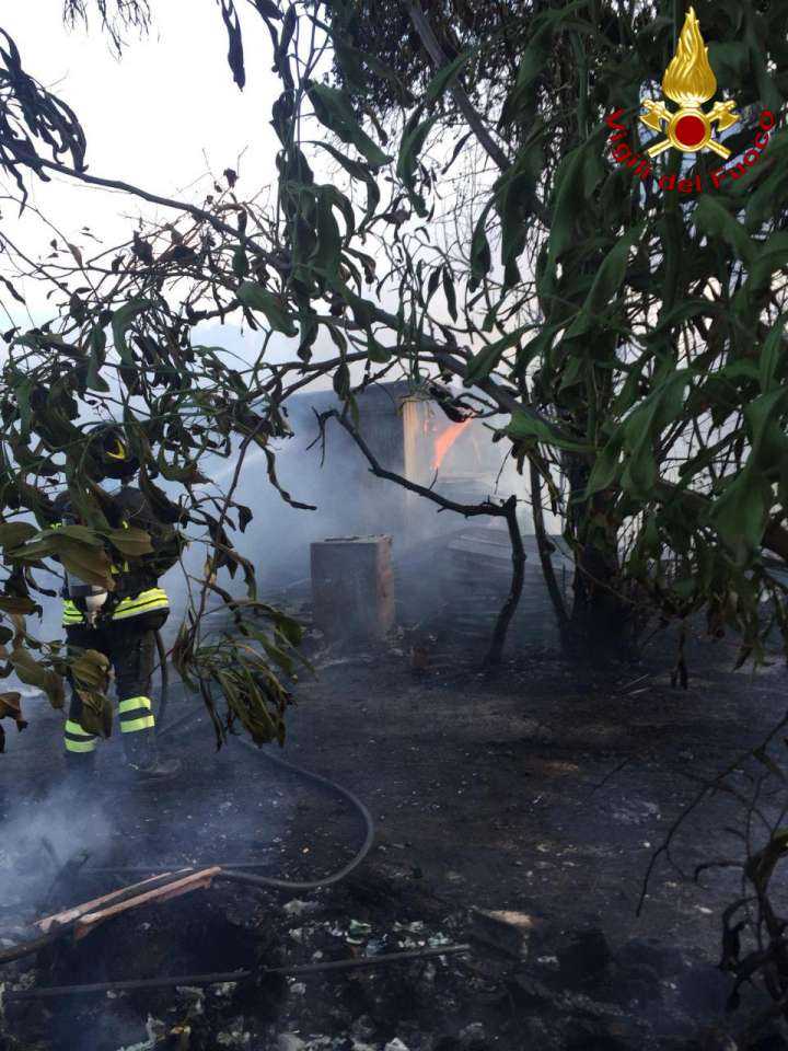 Incendio deposito a Crotone intervento dei VVF