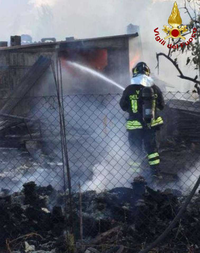 Incendio deposito a Crotone intervento dei VVF