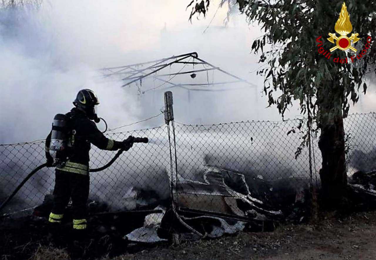 Incendio deposito a Crotone intervento dei VVF