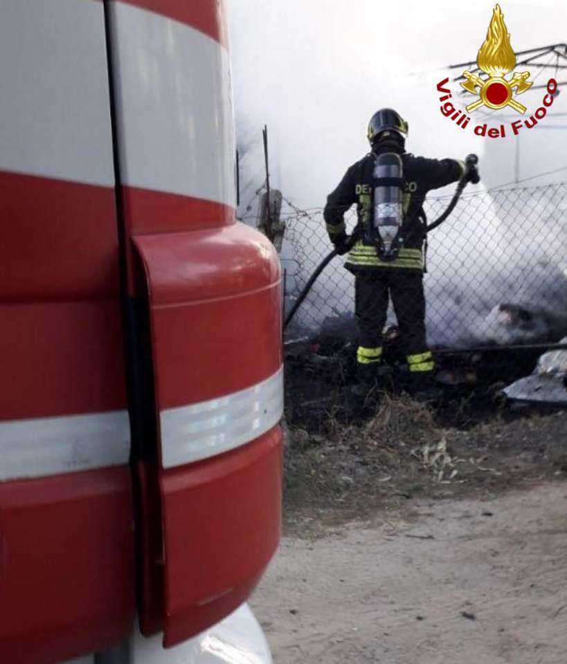 Incendio deposito a Crotone intervento dei VVF