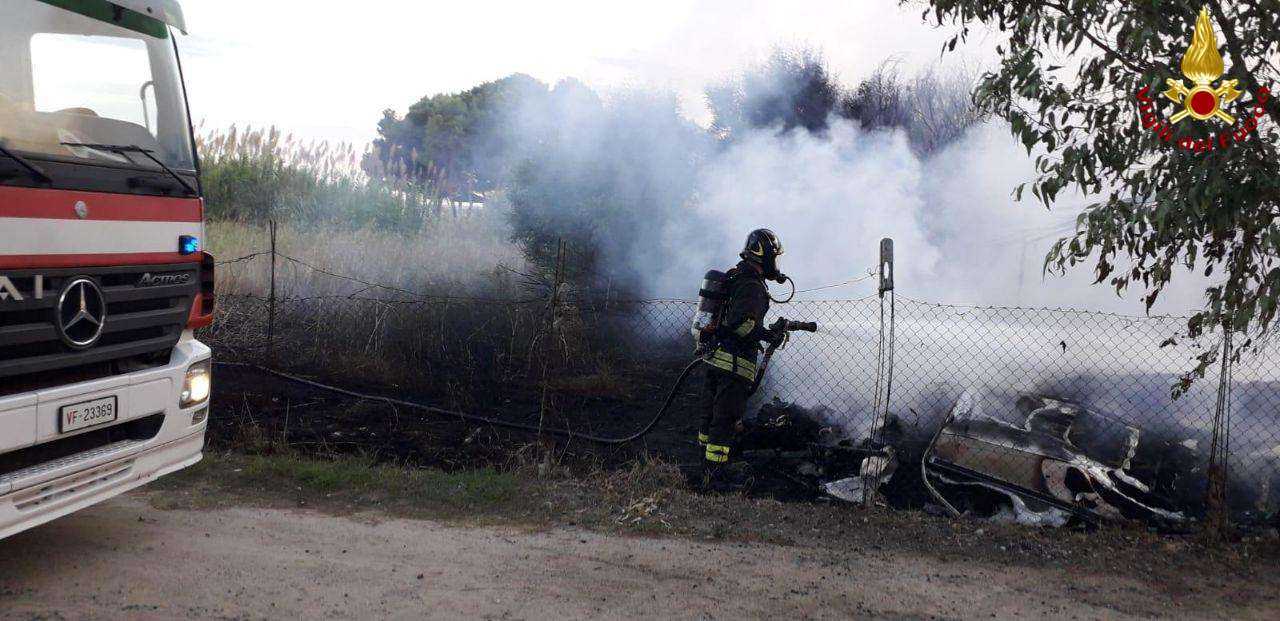 Incendio deposito a Crotone intervento dei VVF