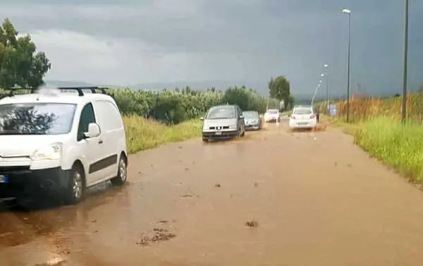Maltempo: paura per tromba d'aria in Calabria, danni ad edifici e auto